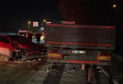 Kağıthane’de otomobil park halindeki TIR'a çarptı: 2 yaralı