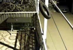 Hatay'da 4 büyüklüğünde deprem anı kamerada