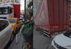 Kağıthane’de manevra yapan TIR 3 otomobile çarpıp caddeyi birbirine kattı: Araçların içinden geçti delirmiş