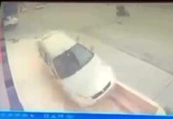 Esenyurt’ta sürücüsünün direksiyon hakimiyetini kaybettiği otomobil kaldırıma çıktı