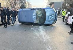 Park halindeki araçlara çarpan otomobil takla attı: 2 yaralı