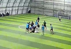 Halı saha maçında tekmeli- yumruklu kavga