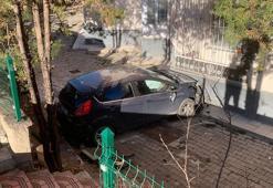 Apartmanın bahçesine uçan otomobildeki 4 kişi yaralandı; kaza kamerada