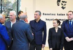 Özgür Özel, Gülşah Durbay'ın ailesi ile birlikte taziyeleri kabul ediyor