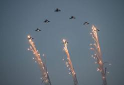 İskandinav ülkelerinin hava kuvvetlerinden 'Noel Ağacı' koreografisi