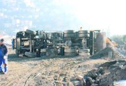 Üsküdar’da hafriyat kamyonu moloz döküm sırasında devrildi; şoför yaralandı