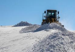 Van'da kardan kapanan 90 yerleşim yerinden 78'inin yolu ulaşıma açıldı