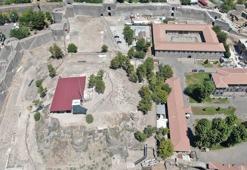 Diyarbakır’da İçkale surlarının 100 yıldır toprak altında olan kısmı gün yüzüne çıkarıldı