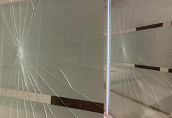 Ağabeyi ceza aldı, karar sonrası mahkeme salonunun camına yumruk attı