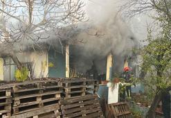 Tek katlı evde çıkan yangında yaralandı