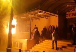 Cemevinin önündeki trafo yandı