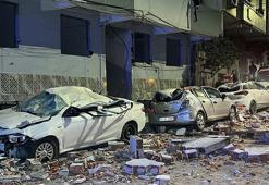 Zeytinburnu'nda 4 katlı binanın çatısından kopan parçalar park halindeki araçların üzerine düştü