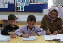 Torununa öğretebilmek için 64 yaşında okuma yazma kursunda