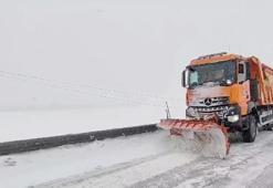 Ekipler, geçitleri ulaşıma açık tutmak için çalışıyor