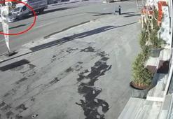 Kamyonet ile otomobilin çarpıştığı kaza kamerada: 2 yaralı