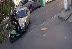 Otomobille çarpışan motosikletin sürücü yaralandı; kaza kamerada
