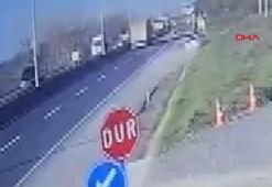 Otomobil yol kenarındaki beton parçasına çarptı; 5 yaralı