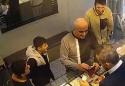 Bağcılar'da yolda yürüyen iki çocuk yerde buldukları 1 milyon 300 bin lira değerindeki altını sahibine teslim etti