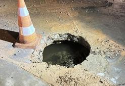 Bodrum’da ana su isale hattı patladı, asfalt çöktü