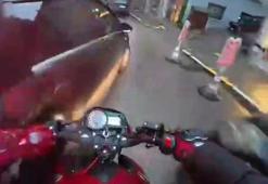 Otomobil ile çarpışan motosikletin sürücüsü yaralandı; kaza anı kamerada