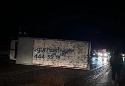 Bursa'da devrilen kamyonun şoförü yaralandı