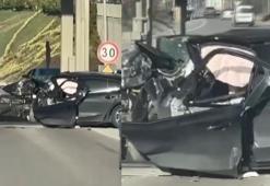 TEM'de otomobil, gişenin beton bariyerine çarptı; anne ile oğlu öldü