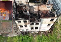 Fatih'te 2 katlı tarihi bina alev alev yandı