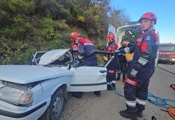 Seyir halindeki otomobilin üzerine kaya düştü; 5 yaralı