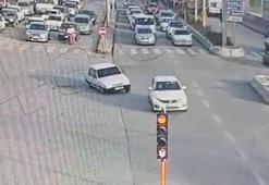 Drift atıp, polisten kaçan ehliyet sürücü, kaza yapınca yakalandı; o anlar kamerada