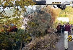 Patlayan su borusu yolda göçüğe neden oldu; taşan su ise otomobili bahçeye sürükledi