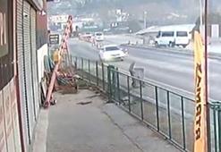 Minibüs ile çarpışan elektrikli motosikletin sürücüsü yaralandı; kaza anı kamerada