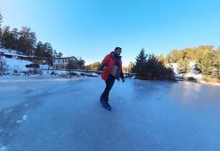 Buz tutan gölde patenle kaydı