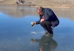 Buzun kalınlığını kontrol eden balıkçılar, Çıldır Gölü'ne ağ atmaya hazırlanıyor