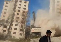 Beylikdüzü'nde 10 katlı binanın, yıkım sırasında çöktüğü anlar kamerada