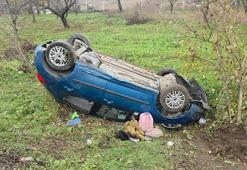 Tarlaya savrulup devrilen otomobildeki 2 kişi yaralandı