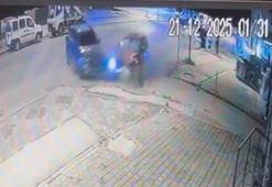 Otomobilin, park halindeki 2 araca çarptığı kaza kamerada