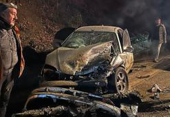 İki otomobil kafa kafaya çarpıştı 6 yaralı