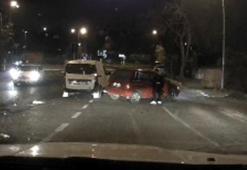 Pendik’te otomobile çarpan hafif ticari aracın sürücüsü kaçtı; kaza kamerada