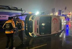 Minibüs ile çarpışan ambulans devrildi; 3’ü sağlık personeli, 6 yaralı