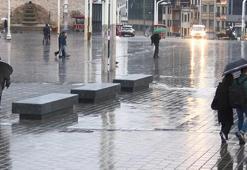 Taksim'de yağmur Üsküdar'da sis etkili oluyor