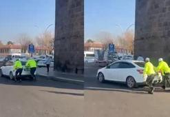 Trafik polisleri, arızalanan otomobili iterek sürücüye yardım etti