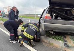 Lastiği patlayan otomobil, refüje çarpıp takla attı
