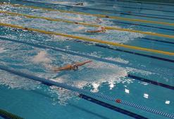 Her yaştan yüzücü şampiyonluk için kulaç attı