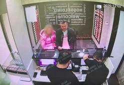 Kendisini 'Lübnanlı Murat' olarak tanıtan şüpheli turist kadını ikna etmek için döviz bürosuna götürmüş