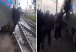 Topkapı'da tramvay raydan çıktı; yolcular tahliye edildi