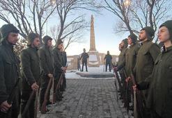 Sarıkamış şehitleri için sıfırın altında 10 derecede saygı nöbeti