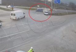 Kırmızı ışıkta bekleyen otomobile arkadan gelen otomobil çarptı; kaza kamerada