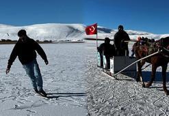 Çıldır Gölü'nde bir tarafta atlı kızak, bir tarafta buz pateni