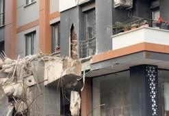 Avcılar’da yıkım sırasında dökülen beton parçaları yanındaki binaya zarar verdi