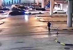 Kapıkule'de otomobilin çarptığı gümrük muhafaza memuru yaralandı; kaza kamerada